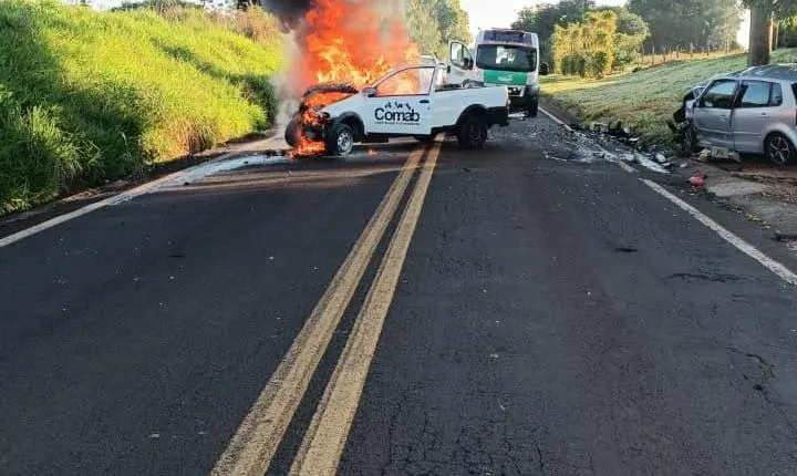 Fiat Strada pega fogo após colisão com VW Polo na PR-490