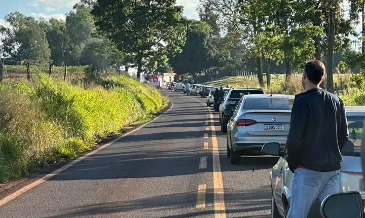 Fiat Strada pega fogo após colisão com VW Polo na PR-490