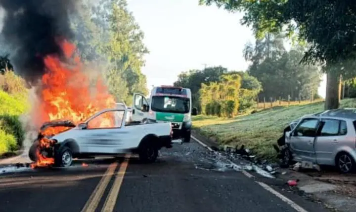 Fiat Strada pega fogo após colisão com VW Polo na PR-490