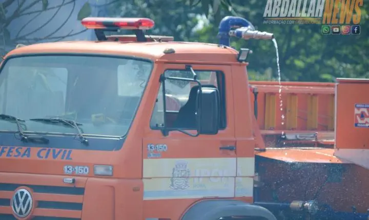 Fogo atinge árvore de grande porte no centro de Iporã e mobiliza Defesa Civil