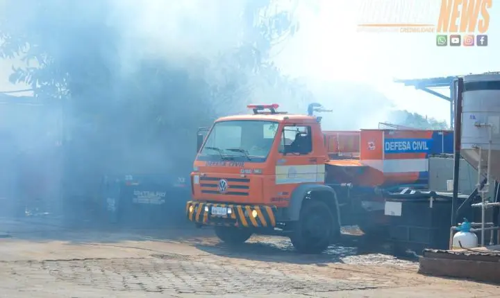 Fogo atinge árvore de grande porte no centro de Iporã e mobiliza Defesa Civil