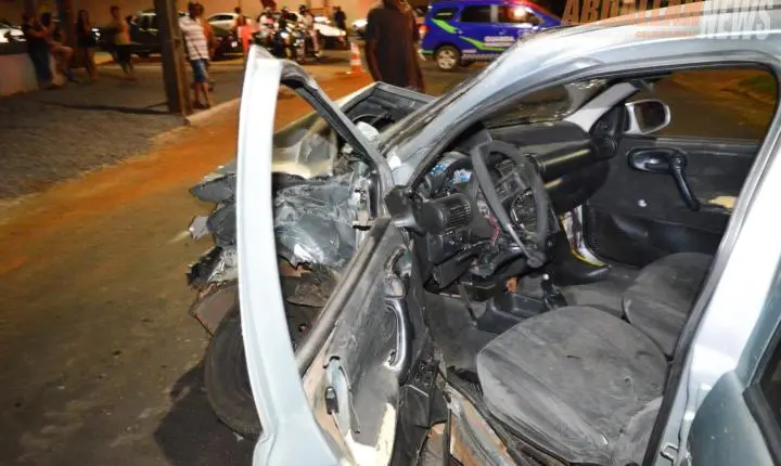 Fuga em alta velocidade termina em colisão e motorista abandona carro para escapar a pé