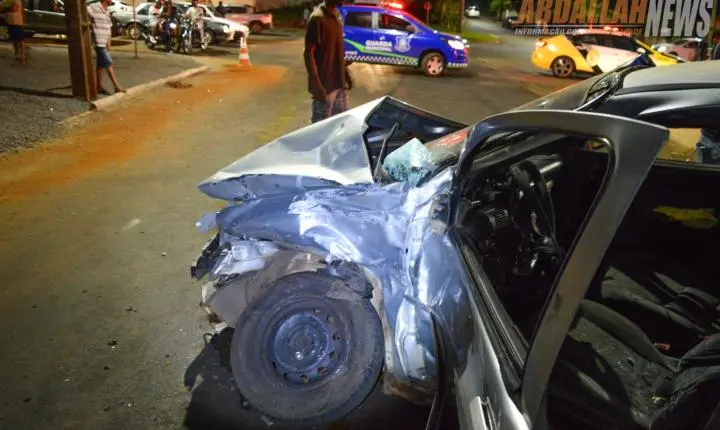 Fuga em alta velocidade termina em colisão e motorista abandona carro para escapar a pé