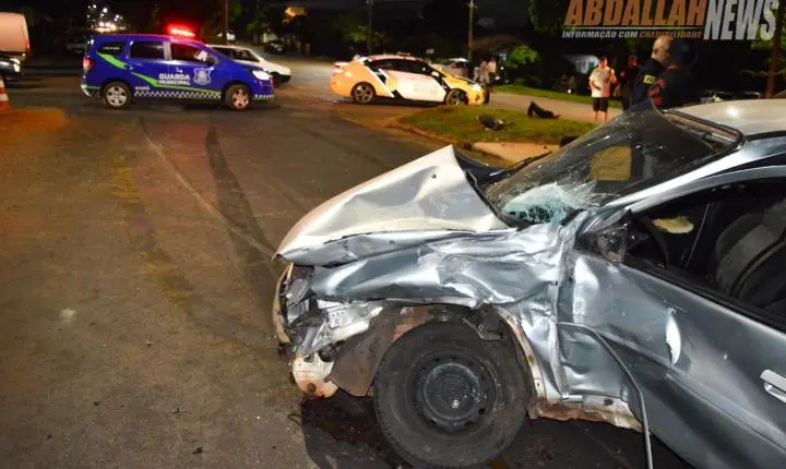 Fuga em alta velocidade termina em colisão e motorista abandona carro para escapar a pé