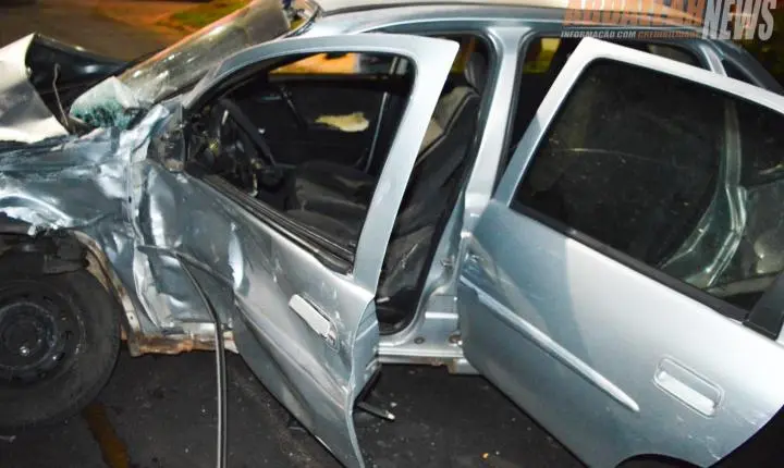 Fuga em alta velocidade termina em colisão e motorista abandona carro para escapar a pé
