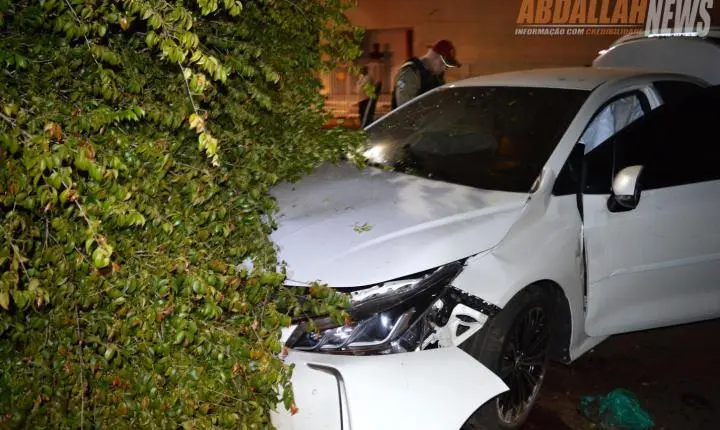 Fuga em alta velocidade termina em colisão e motorista abandona carro para escapar a pé