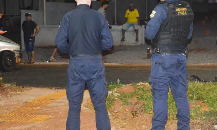 Fuga em alta velocidade termina em colisão e motorista abandona carro para escapar a pé