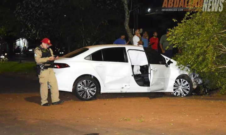 Fuga em alta velocidade termina em colisão e motorista abandona carro para escapar a pé