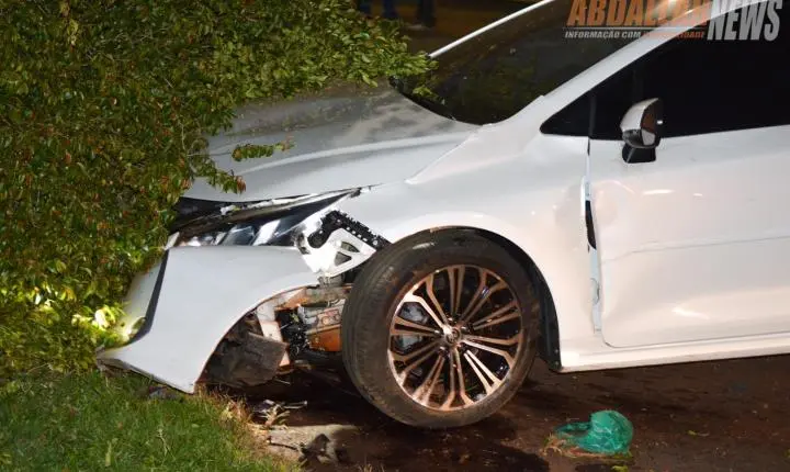Fuga em alta velocidade termina em colisão e motorista abandona carro para escapar a pé