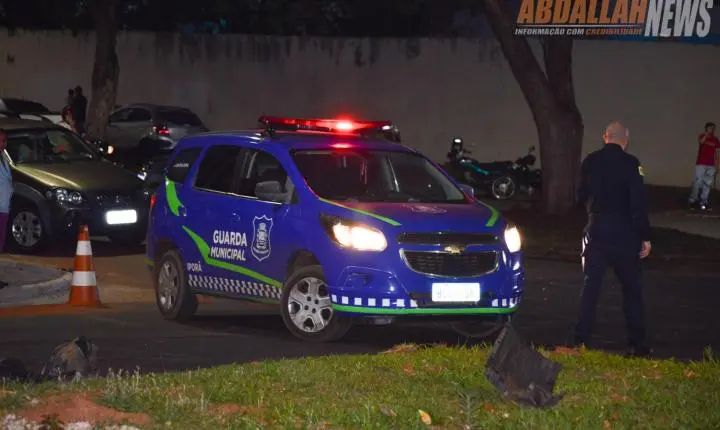 Fuga em alta velocidade termina em colisão e motorista abandona carro para escapar a pé