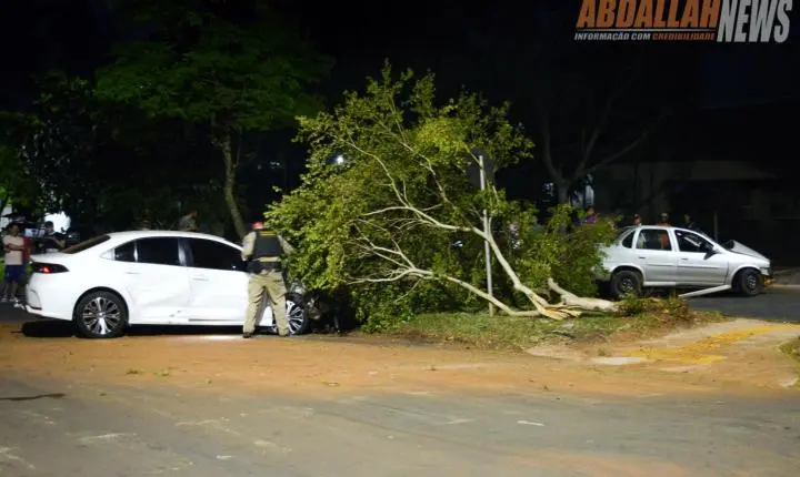 Fuga em alta velocidade termina em colisão e motorista abandona carro para escapar a pé