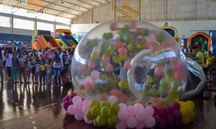 Ginásio de Esportes de Iporã se transforma novamente em um parque de diversão para celebrar o Dia das Crianças
