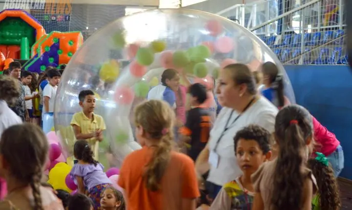Ginásio de Esportes de Iporã se transforma novamente em um parque de diversão para celebrar o Dia das Crianças