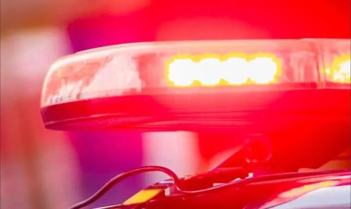 Homem agride companheira e a segura pelo pescoço enquanto ela estava com a filha no colo