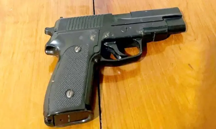 Homem é detido após ameaçar vítimas com pistola de airsoft durante desentendimento em oficina