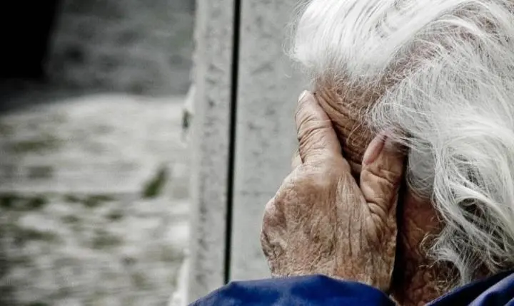 Homem é preso após ameaçar e intimidar a própria mãe, de 82 anos
