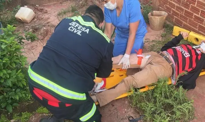 Homem sofre fratura exposta após bater contra muro e cair de 2,5 metros em Iporã
