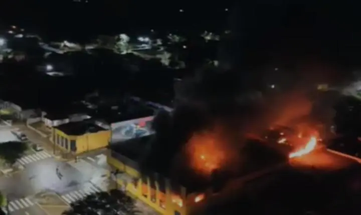 Incêndio destrói Mercado Santa Inês e deixa Iporã em clima de muita tristeza