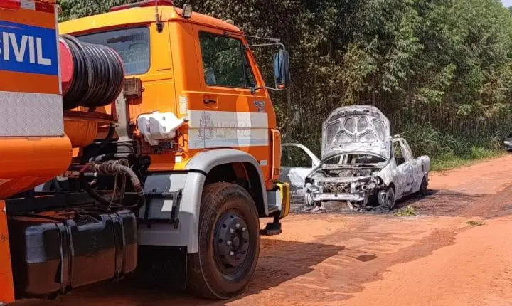 Incêndio destrói pick-up em estrada rural entre Oroitê e Corredeira dos Índios em Iporã