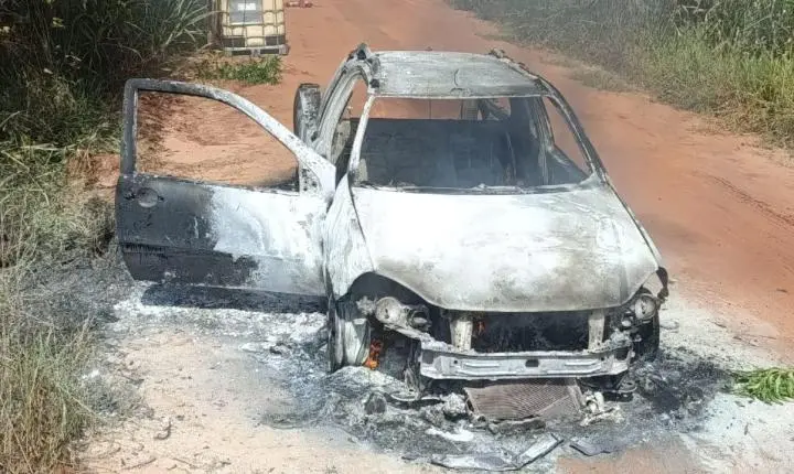 Incêndio destrói pick-up em estrada rural entre Oroitê e Corredeira dos Índios em Iporã