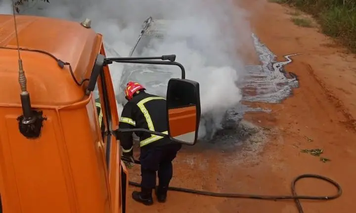 Incêndio destrói pick-up em estrada rural entre Oroitê e Corredeira dos Índios em Iporã