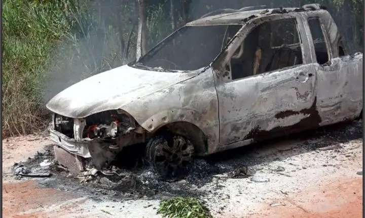 Incêndio destrói pick-up em estrada rural entre Oroitê e Corredeira dos Índios em Iporã