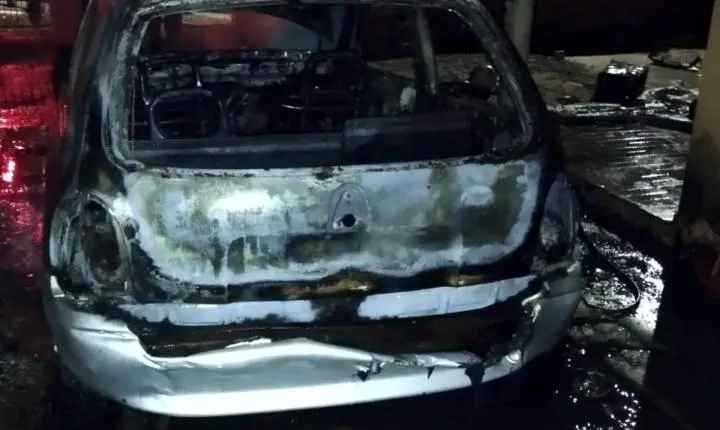 Incêndio destrói veículo durante a madrugada e mobiliza Defesa Civil