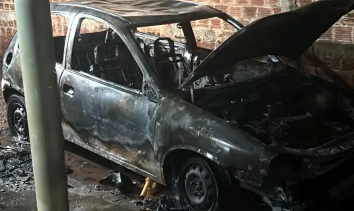 Incêndio destrói veículo durante a madrugada e mobiliza Defesa Civil