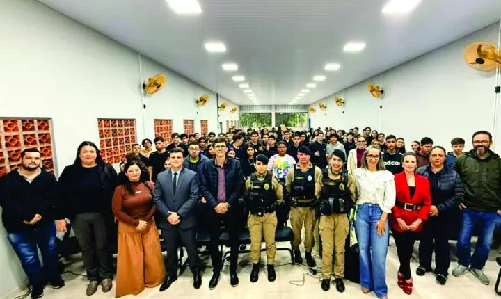 Jovens de Iporã participam de palestra sobre relacionamentos saudáveis e prevenção à violência doméstica