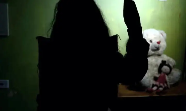 Menino reconhece sinal secreto de socorro e ajuda a salvar prima de tentativa de estupro