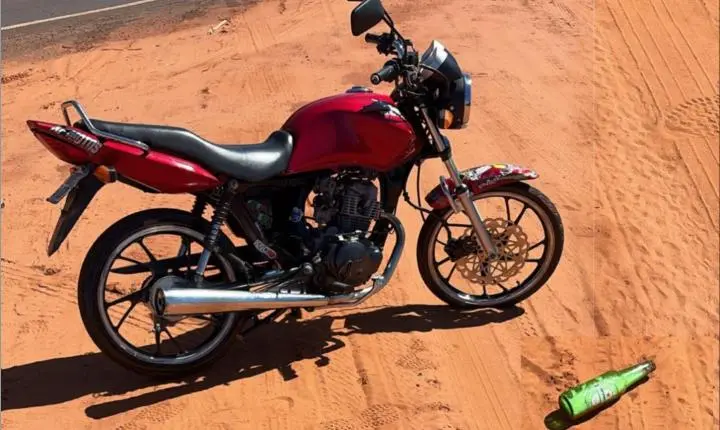 Motociclista é abordado com garrafa de cerveja na mão e CNH suspensa