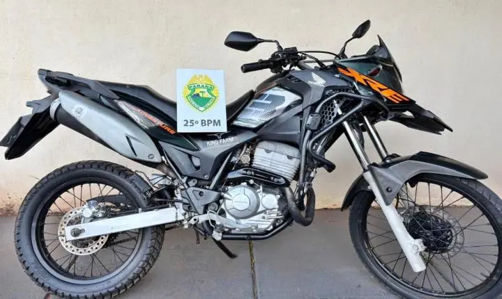Motociclista tenta fugir da Polícia Militar, bate em poste e acaba preso com moto adulterada