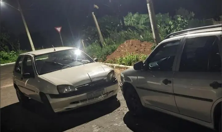 Motorista de 69 anos é preso após bater carro em veículo estacionado