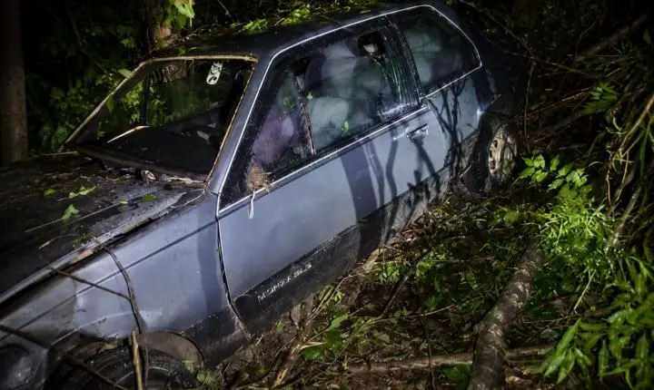 Motorista fica ferido após perder o controle do carro e bater contra árvores na PR-364