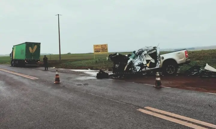 Motorista morre após caminhonete colidir com rodado de carreta na PR-239