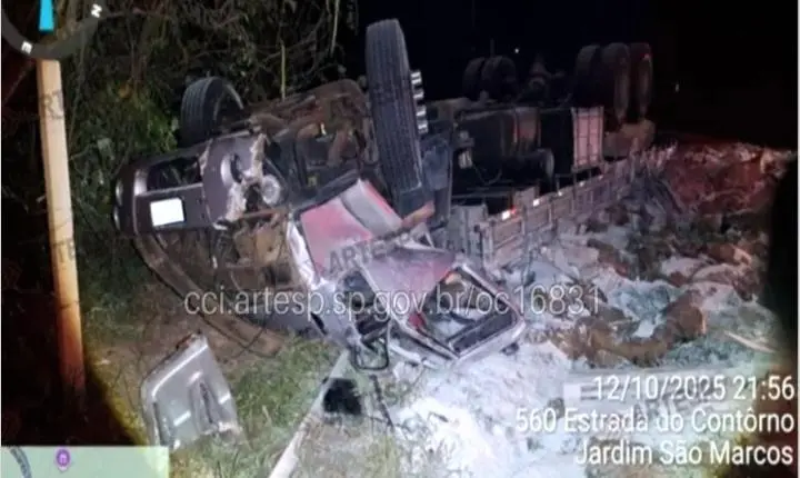 Motorista morre após tombamento de caminhão da cidade de Iporã na Raposo Tavares, em São Roque