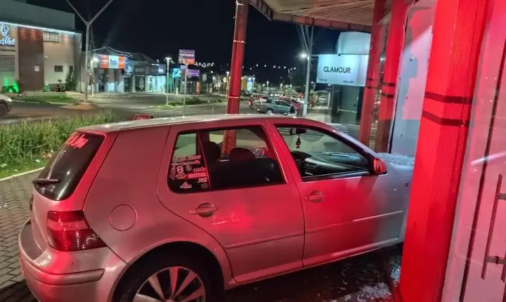 Motorista perde o controle de Golf e invade vitrine de loja durante tentativa de estacionamento