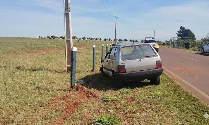 Motorista sem habilitação capota veículo em estrada rural e carro é apreendido