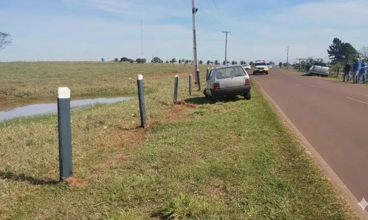 Motorista sem habilitação capota veículo em estrada rural e carro é apreendido