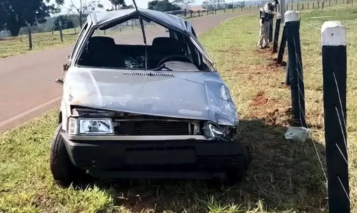 Motorista sem habilitação capota veículo em estrada rural e carro é apreendido