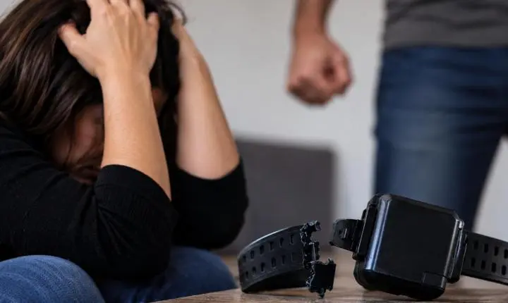 Mulher denuncia agressões e ameaças do ex-companheiro; homem rompe tornozeleira e foge