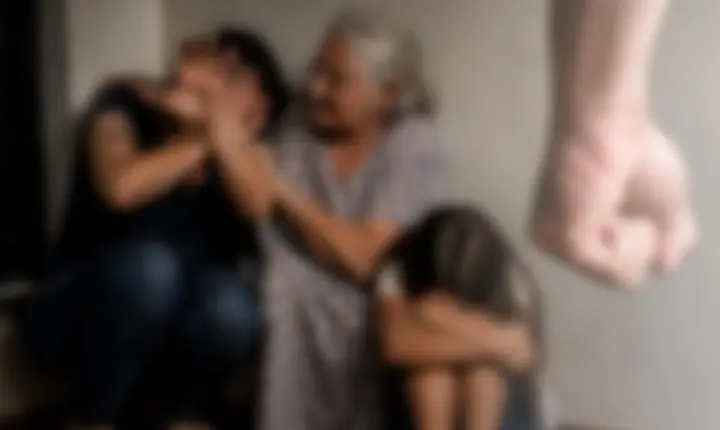 Mulher é suspeita de agredir mãe e irmã fazer ameaças e furtar celular durante caso de violência doméstica