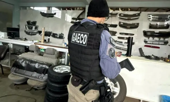 Operação investiga policial civil e empresários por suspeita de desvio de combustível e peças apreendidas