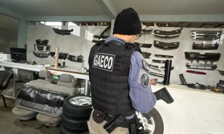 Operação investiga policial civil e empresários por suspeita de desvio de combustível e peças apreendidas