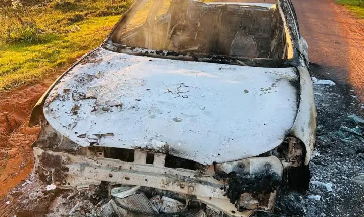 Pane mecânica provoca incêndio e destrói carro próximo ao Rio Xambrê, em Iporã