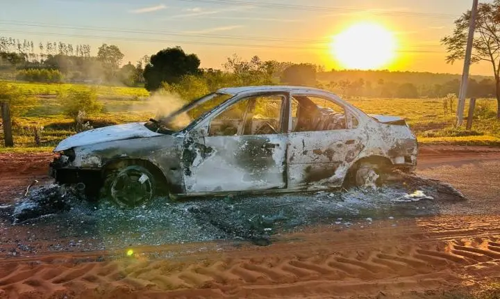 Pane mecânica provoca incêndio e destrói carro próximo ao Rio Xambrê em Iporã