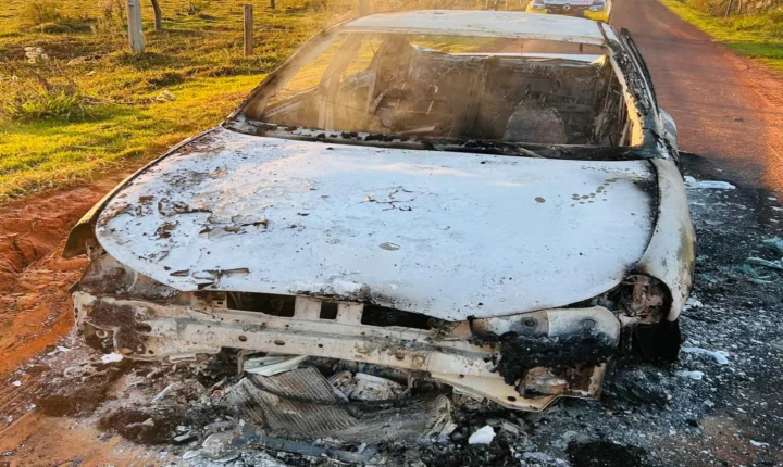 Pane mecânica provoca incêndio e destrói carro próximo ao Rio Xambrê em Iporã