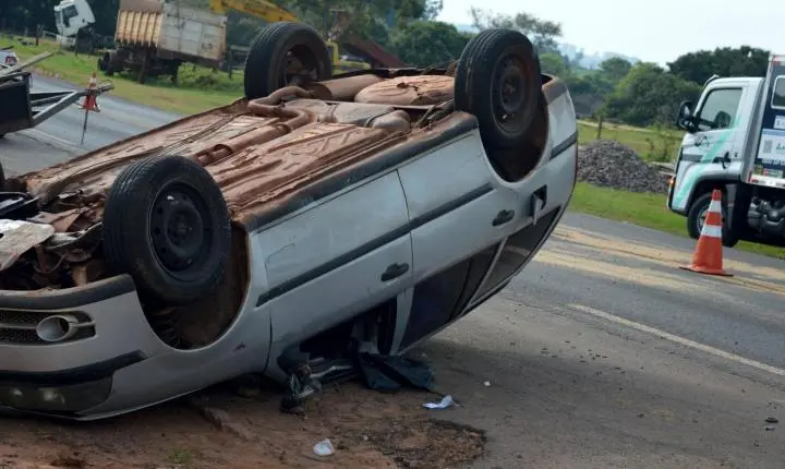 Parati capota na PRC-272 e motorista fica ferido em Iporã