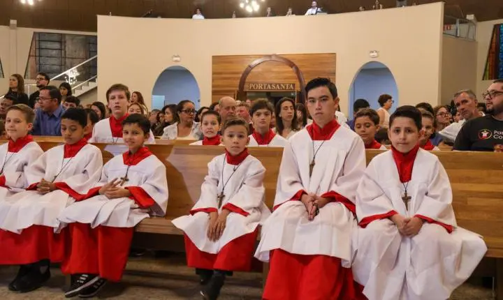 Paróquia de Iporã investe 18 novos coroinhas e chega a 95 integrantes