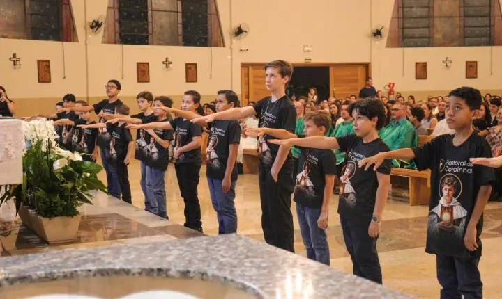 Paróquia de Iporã investe 18 novos coroinhas e chega a 95 integrantes